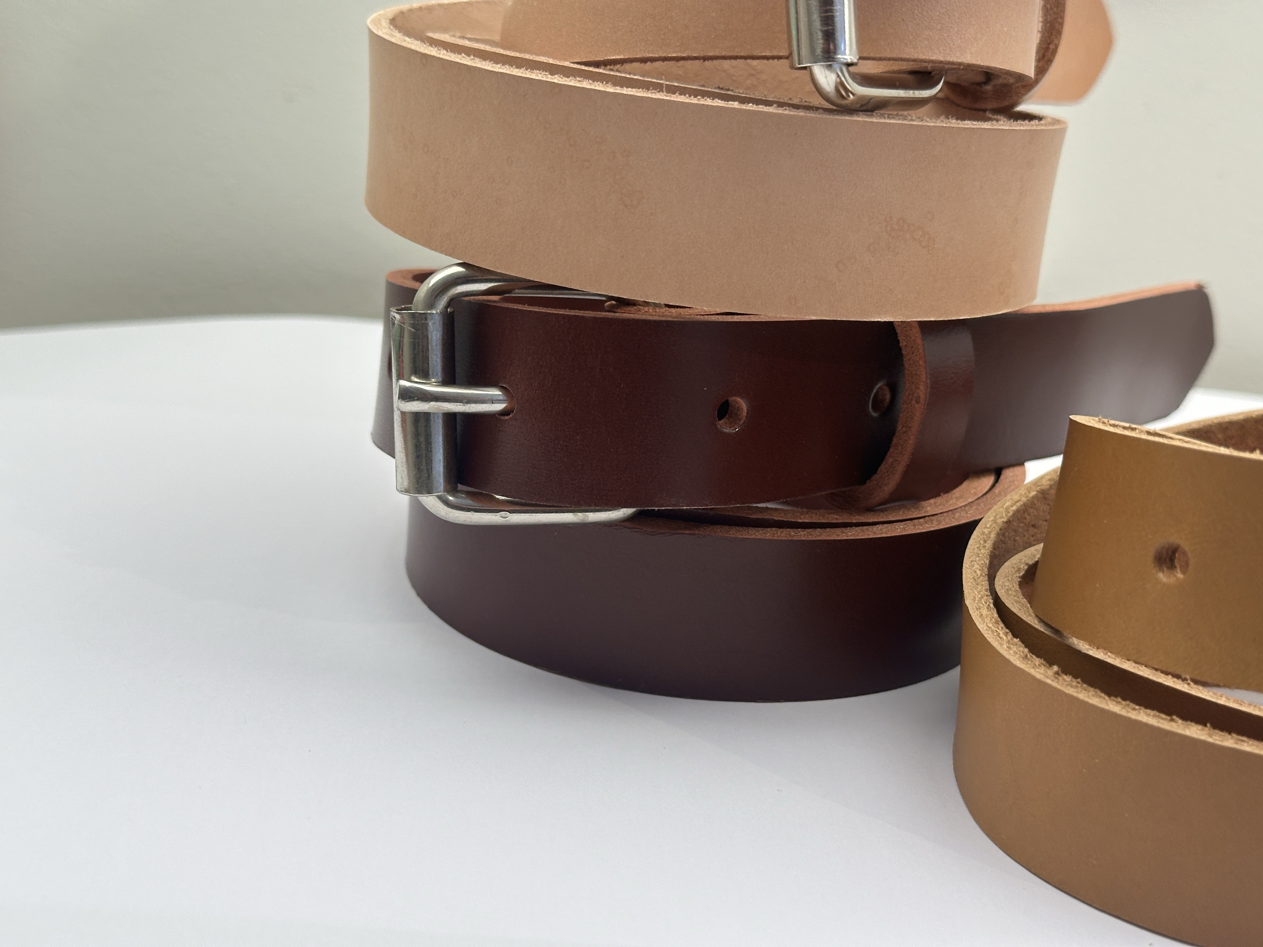 Peik Leather belter i natural, vinrødt og camel